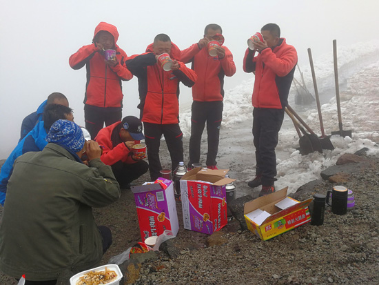 為了南景區(qū)早日開(kāi)放，他們?cè)谛袆?dòng)