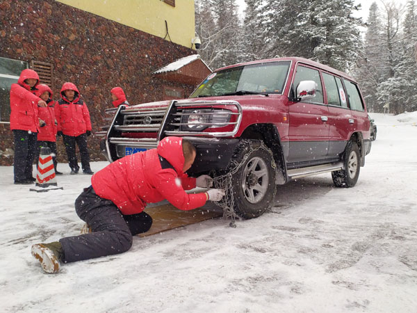 公司運(yùn)營(yíng)一部、VIP管理部舉辦2019年景區(qū)冬春安全生產(chǎn)駕駛員掛裝防滑鏈比賽