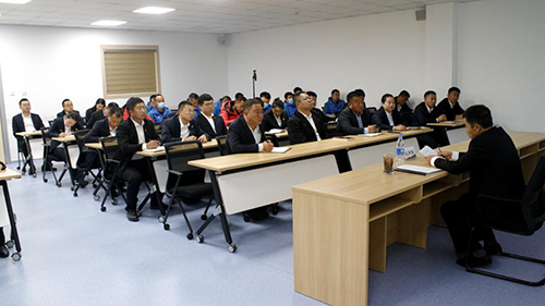 公司黨委副書記、工會(huì)主席紀(jì)景臣為景區(qū)運(yùn)營(yíng)一線黨員、積極分子講黨課